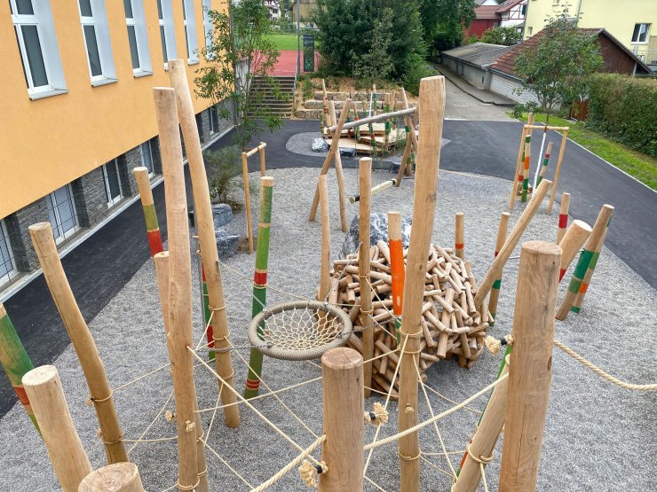 trockenfluss mit schwemmholz
