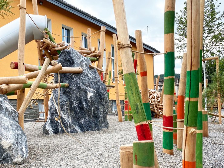 trockenfluss mit schwemmholz