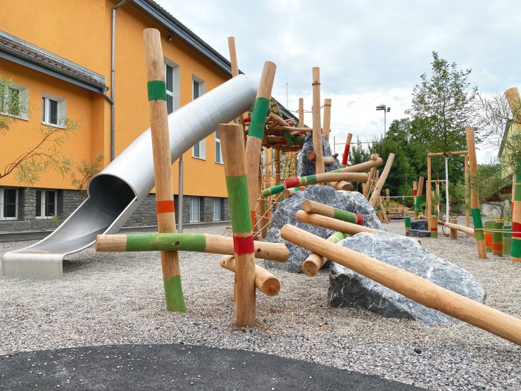 trockenfluss mit schwemmholz